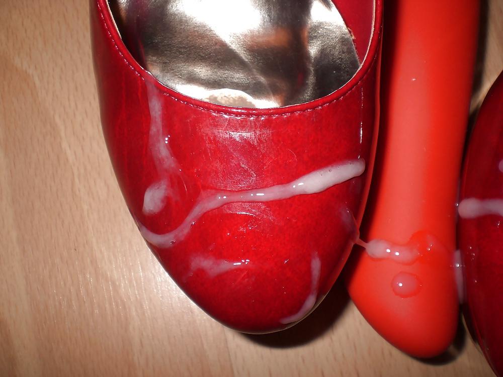 20P Cum on red heels