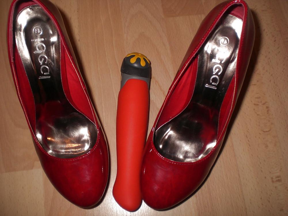 20P Cum on red heels