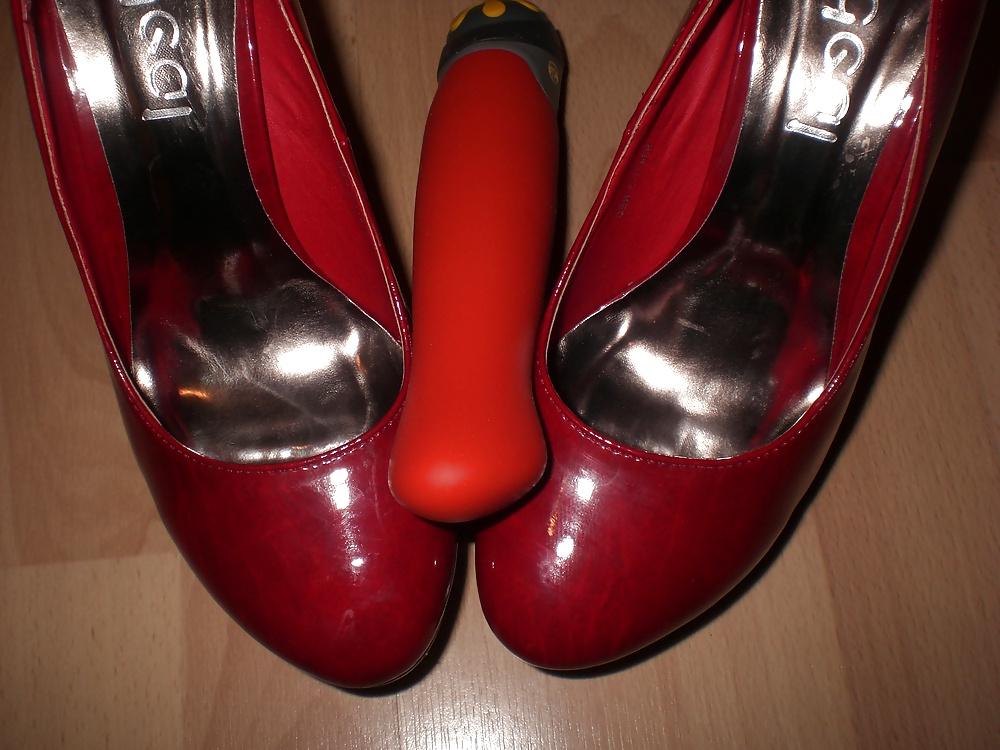 20P Cum on red heels