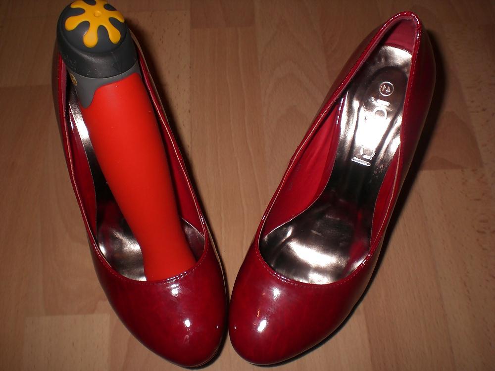 20P Cum on red heels