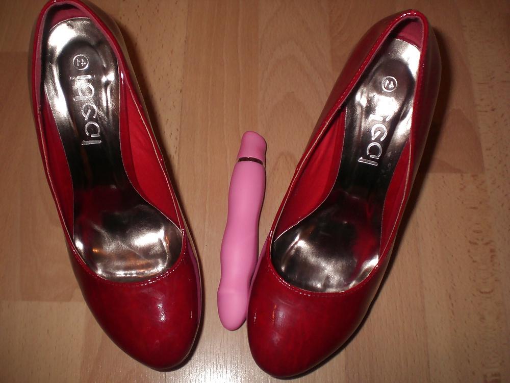 20P Cum on red heels