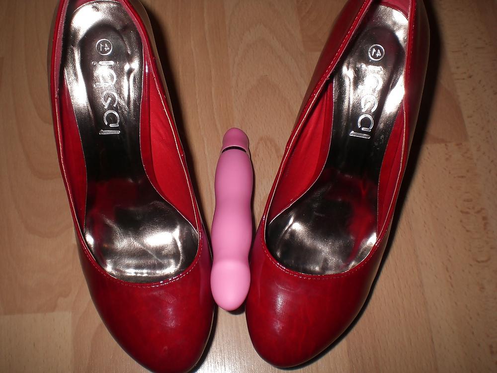 20P Cum on red heels