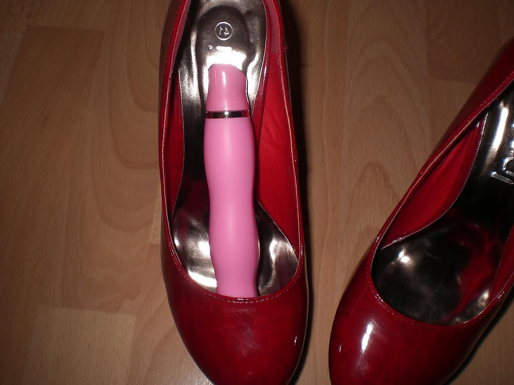 20P Cum on red heels