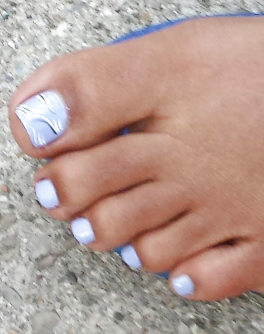 6P Pretty toes and feet