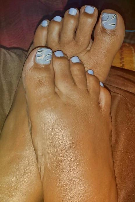 6P Pretty toes and feet