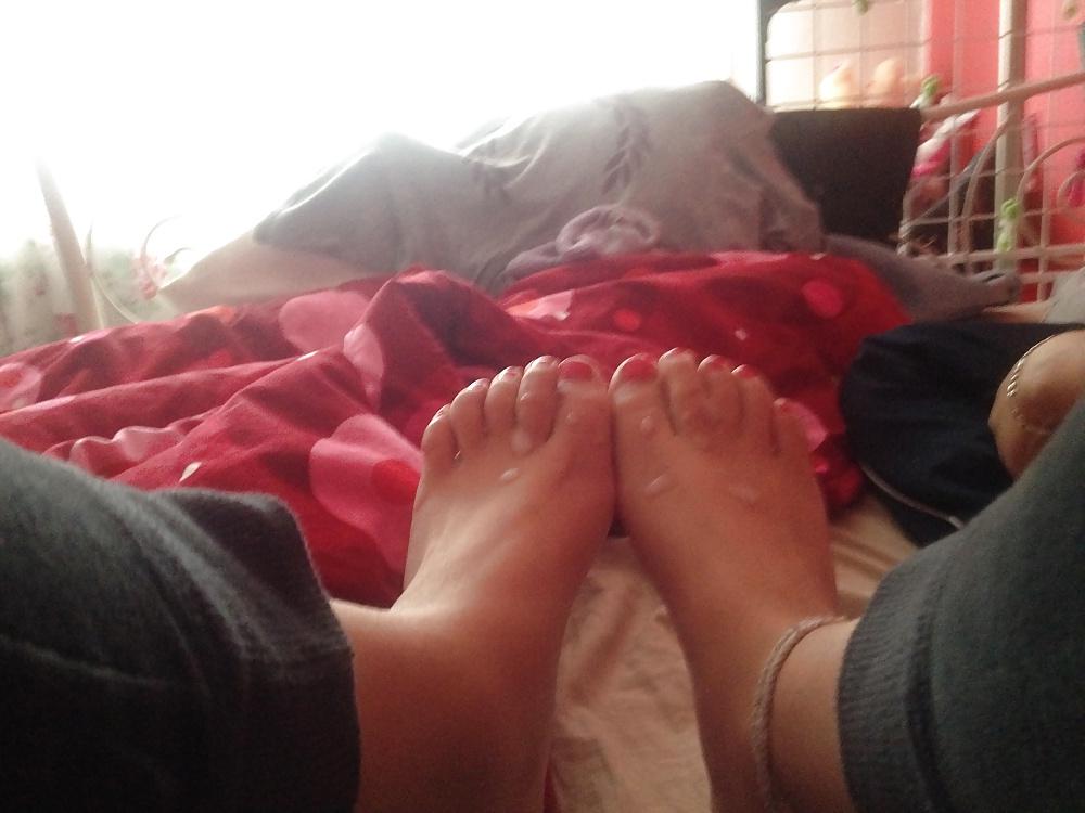 8P She loves cum on her feet and her face....