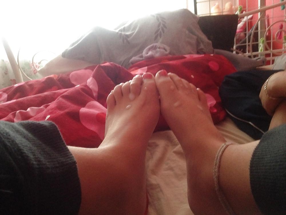 8P She loves cum on her feet and her face....