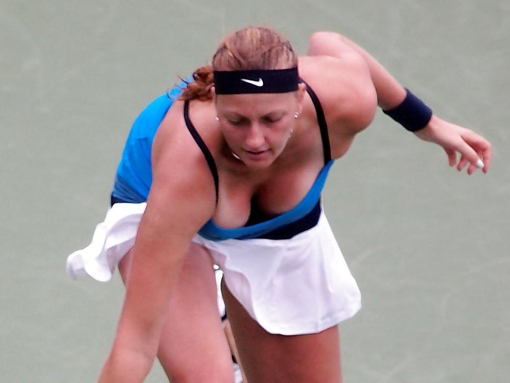 11P Tennis Titten boobs