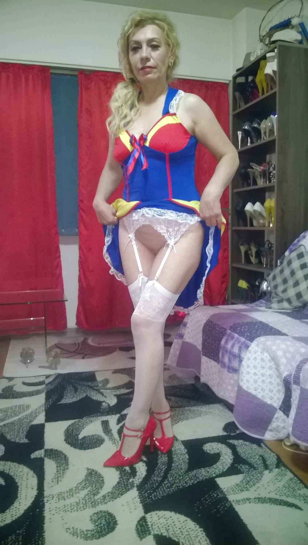 23P Sexylady4u is the princess snow white