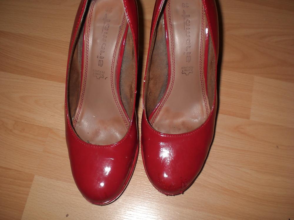 16P Cum on red pumps