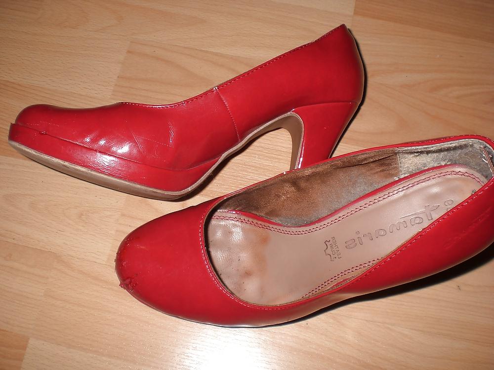 16P Cum on red pumps