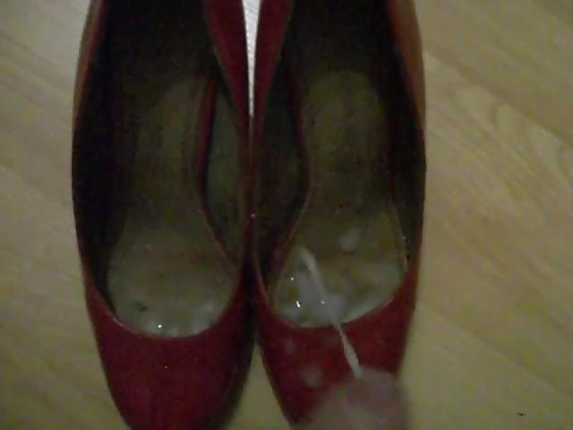 16P Cum on red pumps