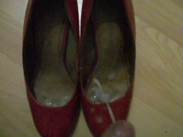 16P Cum on red pumps