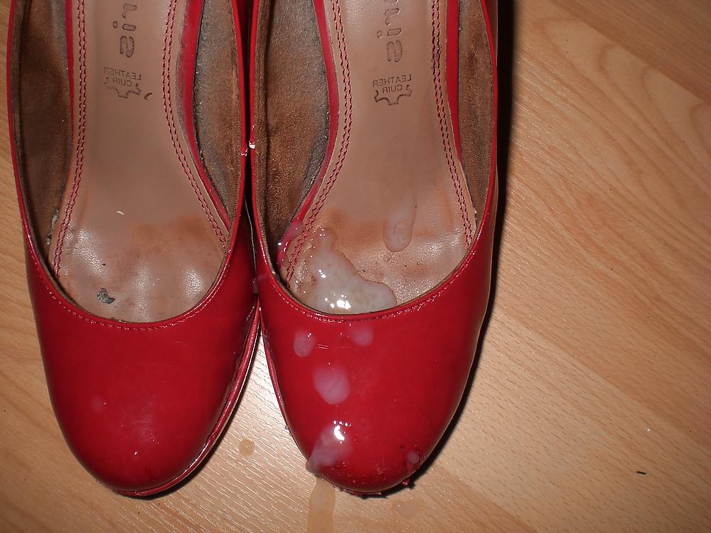 16P Cum on red pumps