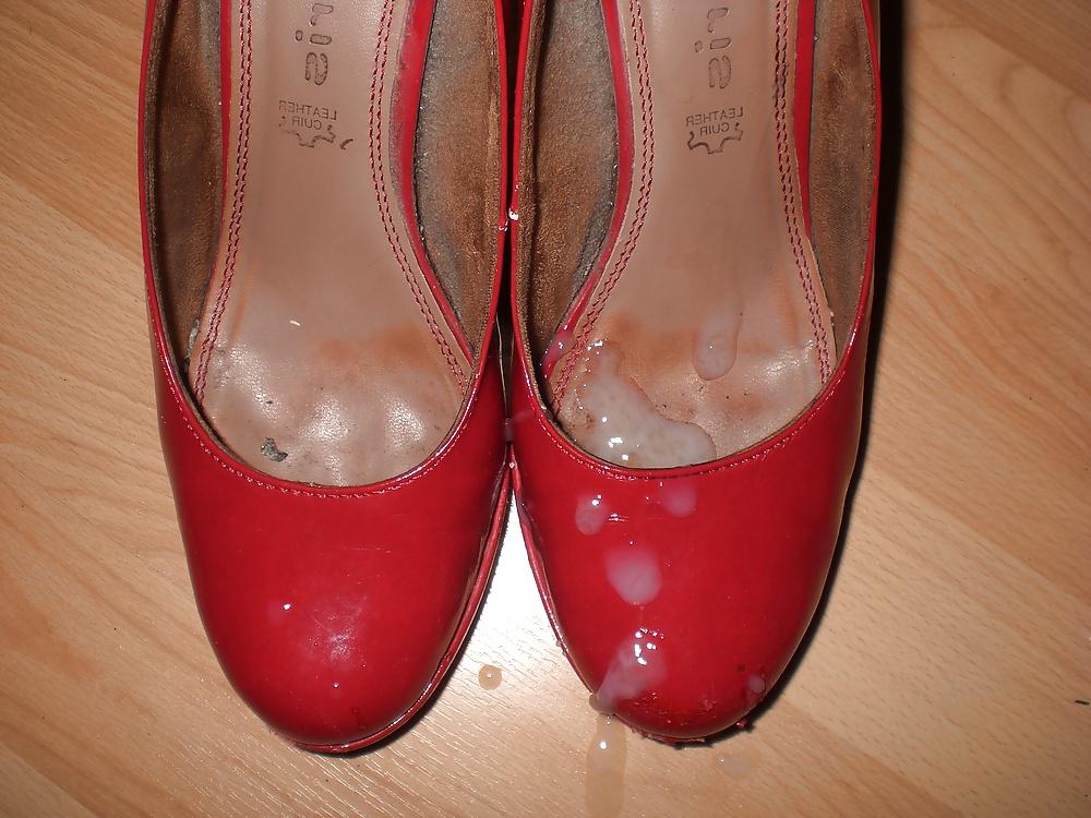 16P Cum on red pumps