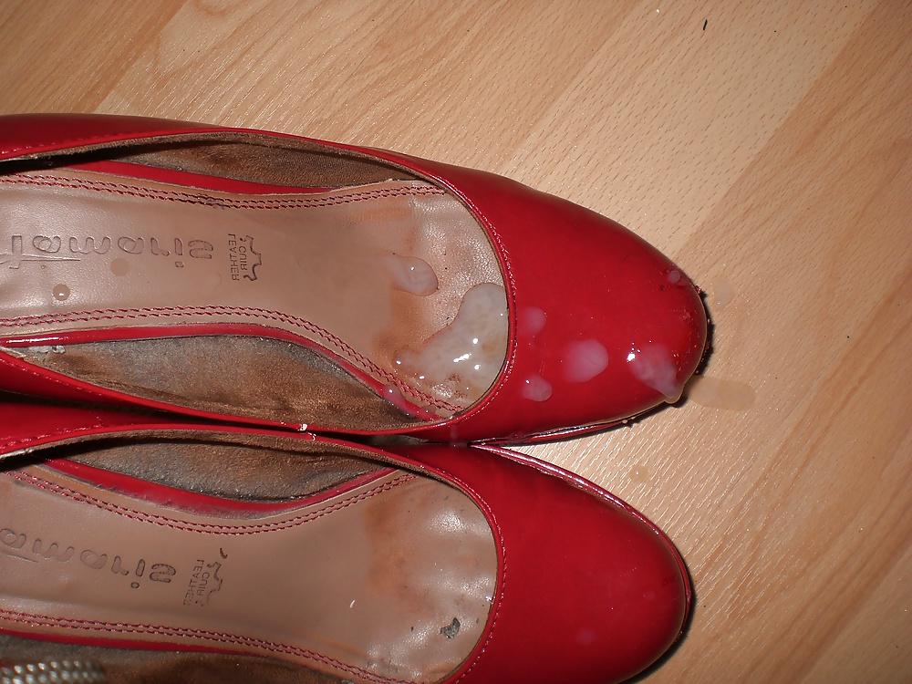 16P Cum on red pumps