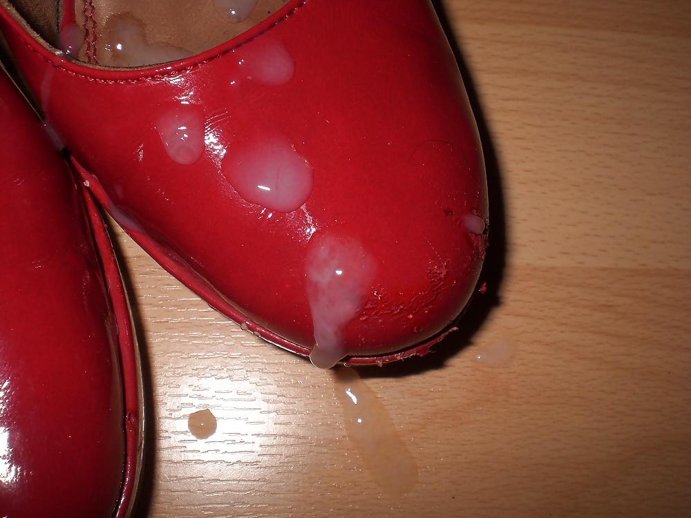 16P Cum on red pumps
