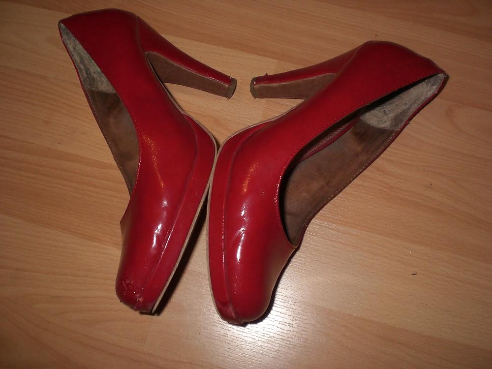 16P Cum on red pumps