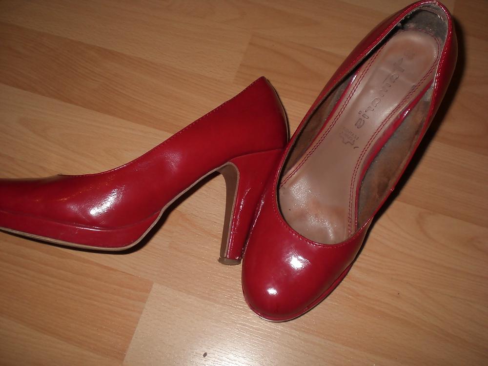 16P Cum on red pumps