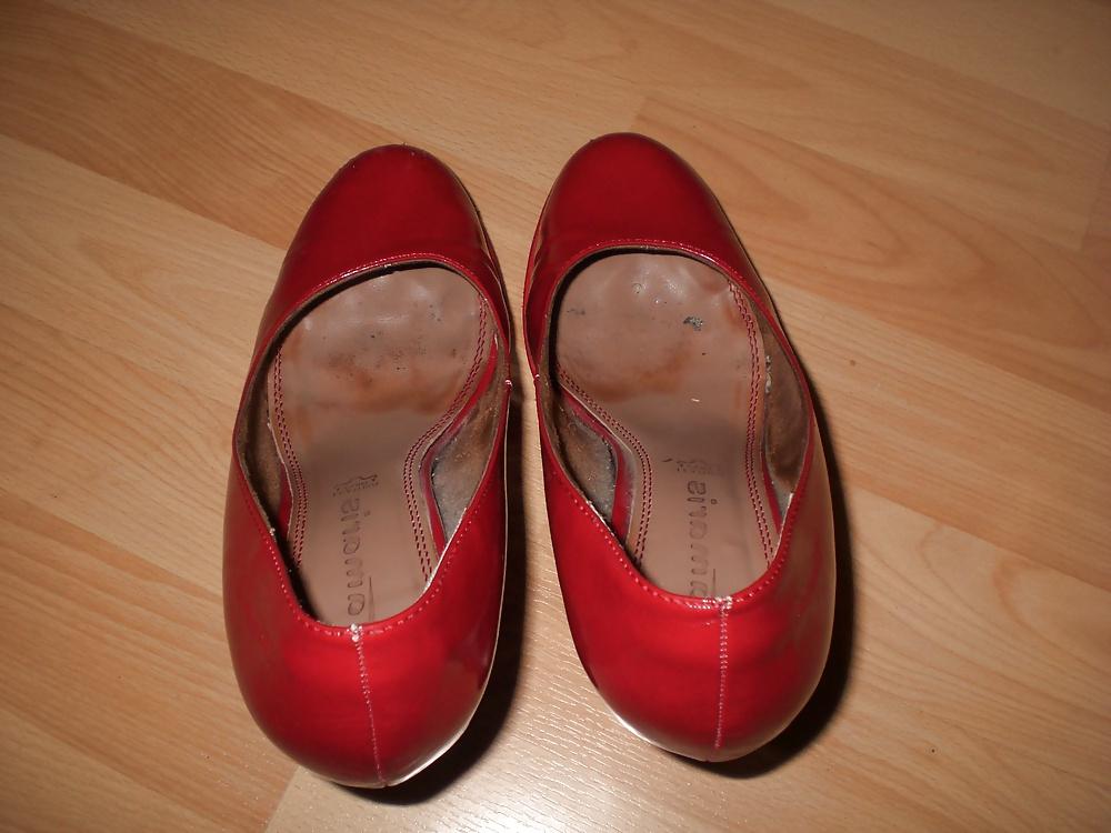 16P Cum on red pumps