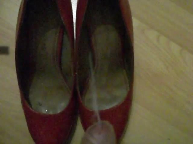 16P Cum on red pumps