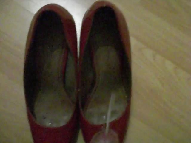 16P Cum on red pumps