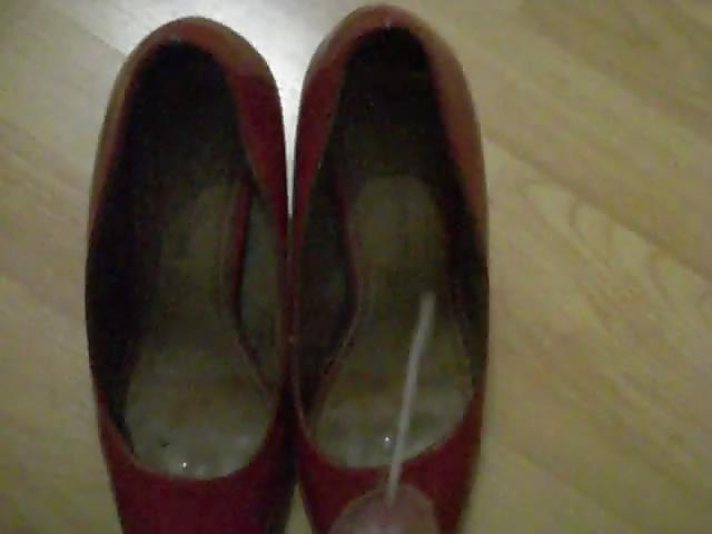 16P Cum on red pumps