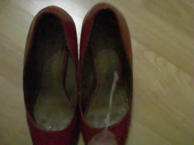 16P Cum on red pumps