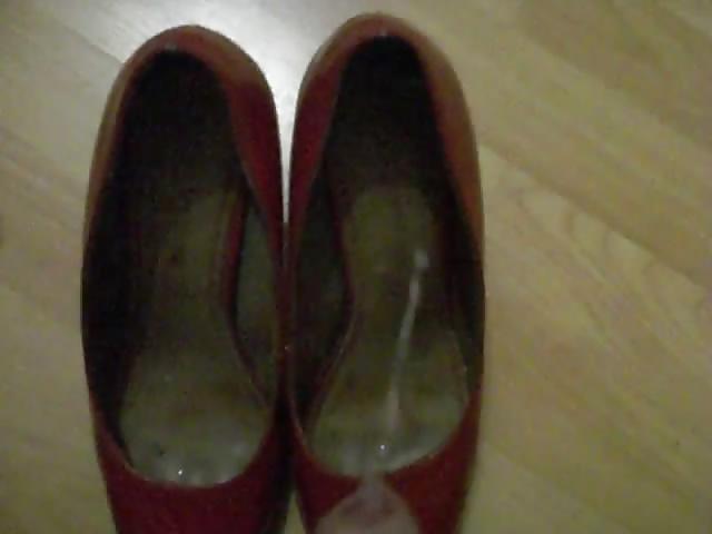 16P Cum on red pumps
