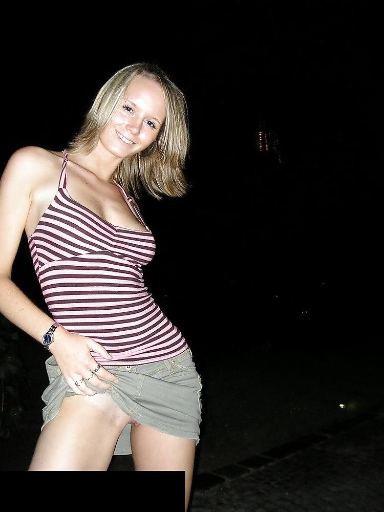 25P Hot girlfriend exhibit outdoor