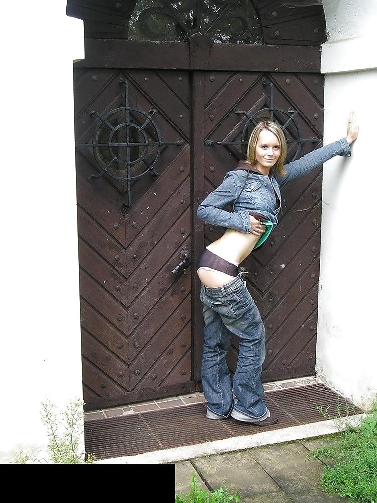 25P Hot girlfriend exhibit outdoor