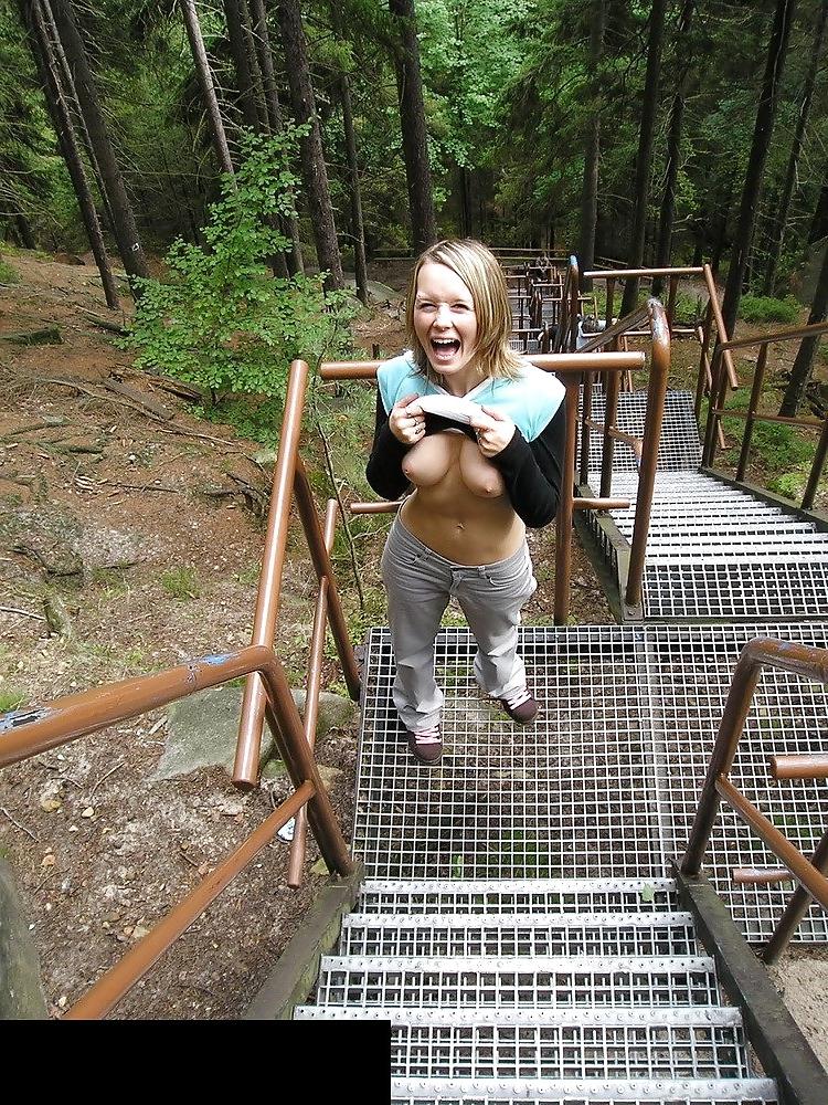 25P Hot girlfriend exhibit outdoor
