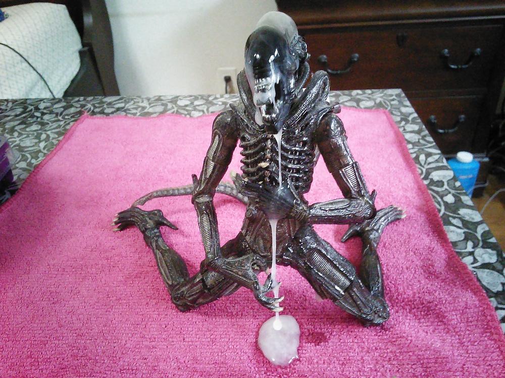 6P Cum On: Xenomorph