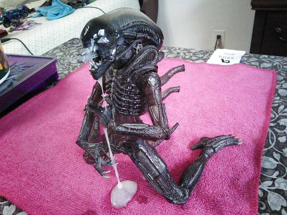 6P Cum On: Xenomorph
