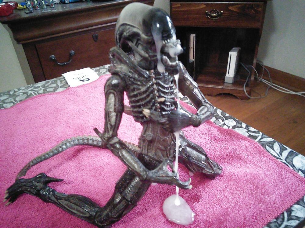 6P Cum On: Xenomorph