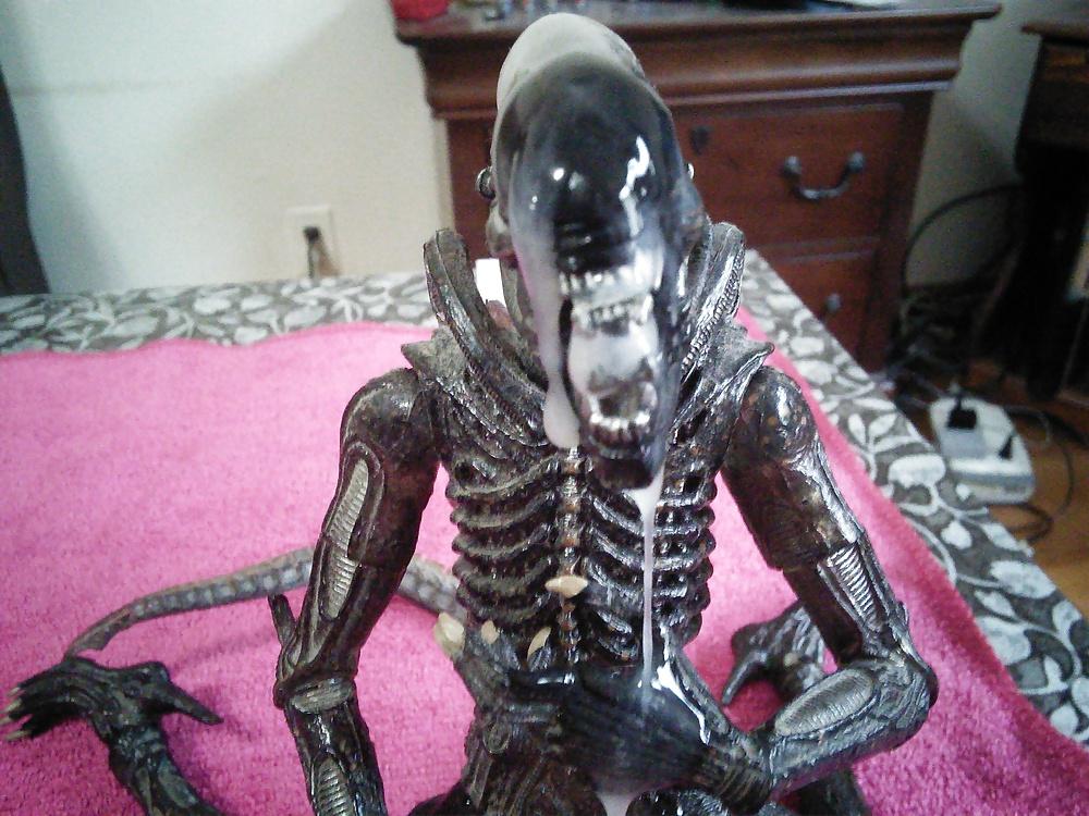 6P Cum On: Xenomorph