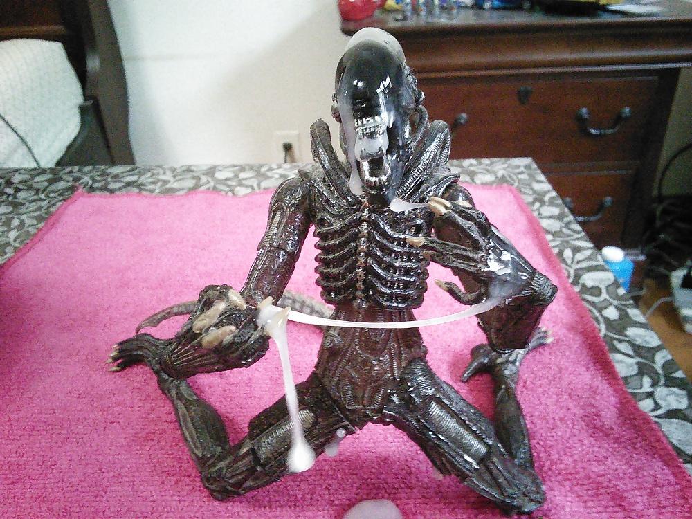 6P Cum On: Xenomorph