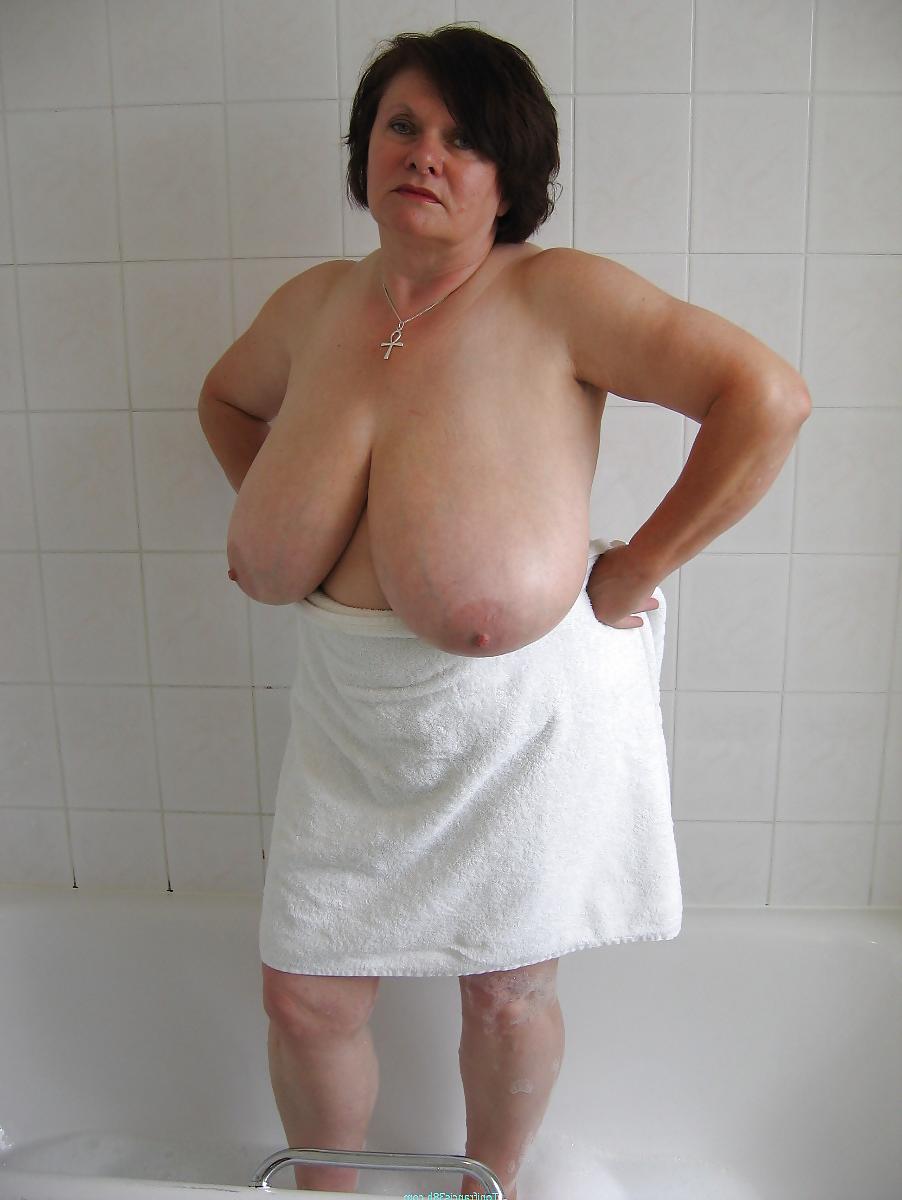 25P Toni F in the bath