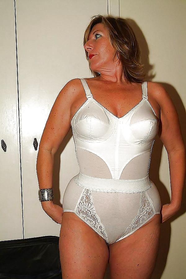 25P Grannies in their bra and knickers 4
