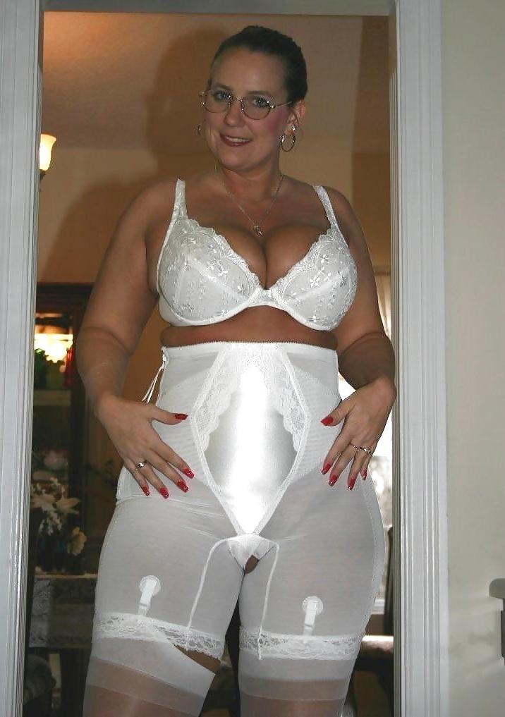 25P Grannies in their bra and knickers 4