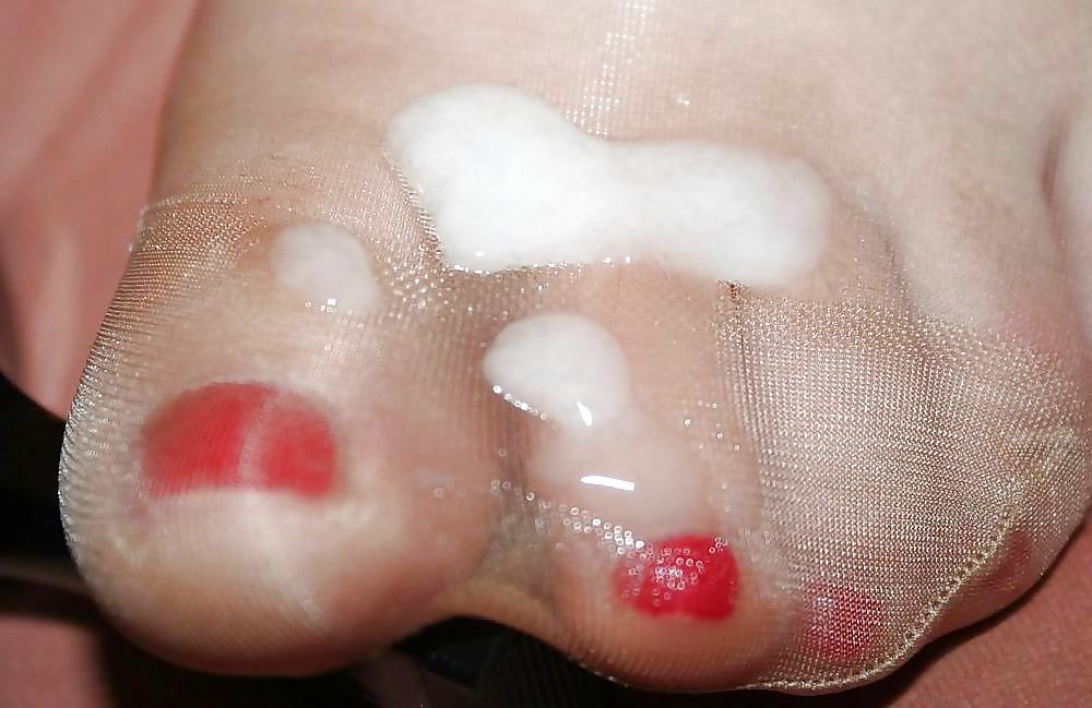 14P Kneel and cum on my feet slave!