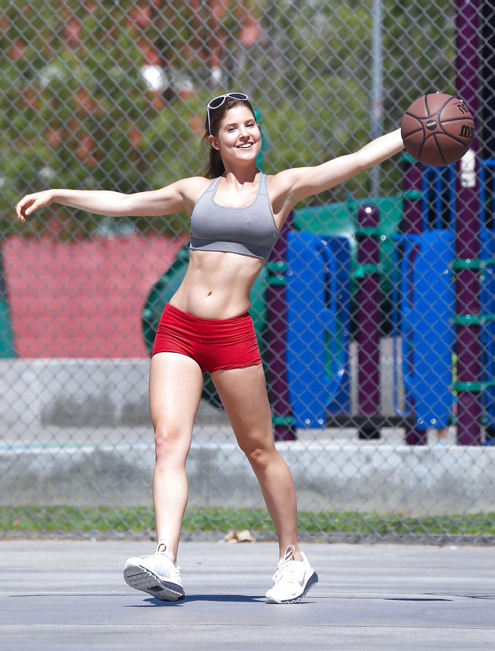 17P Amanda Cerny – spielt Basketball