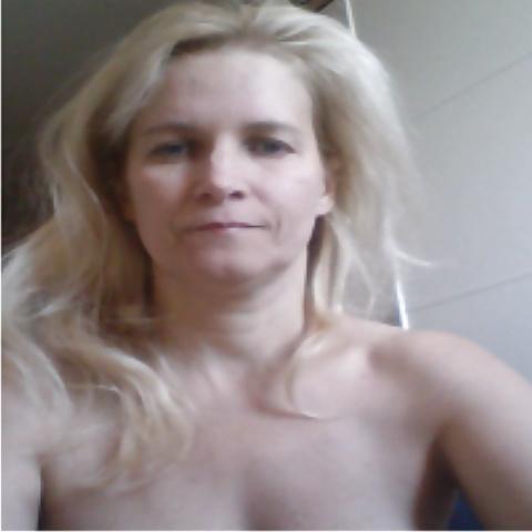 7P Tania's early morning tease e mail pictures