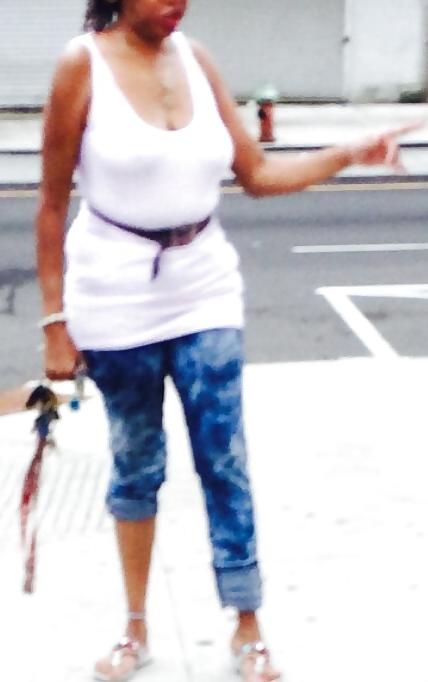 6P Milf no bra ... Nice tits