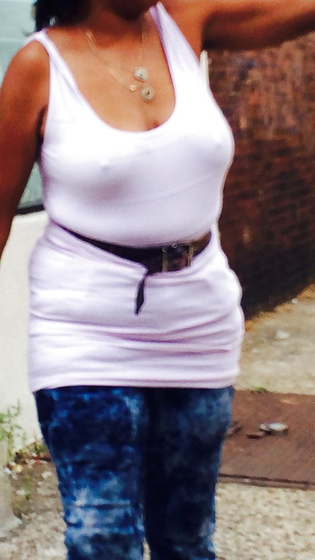 6P Milf no bra ... Nice tits