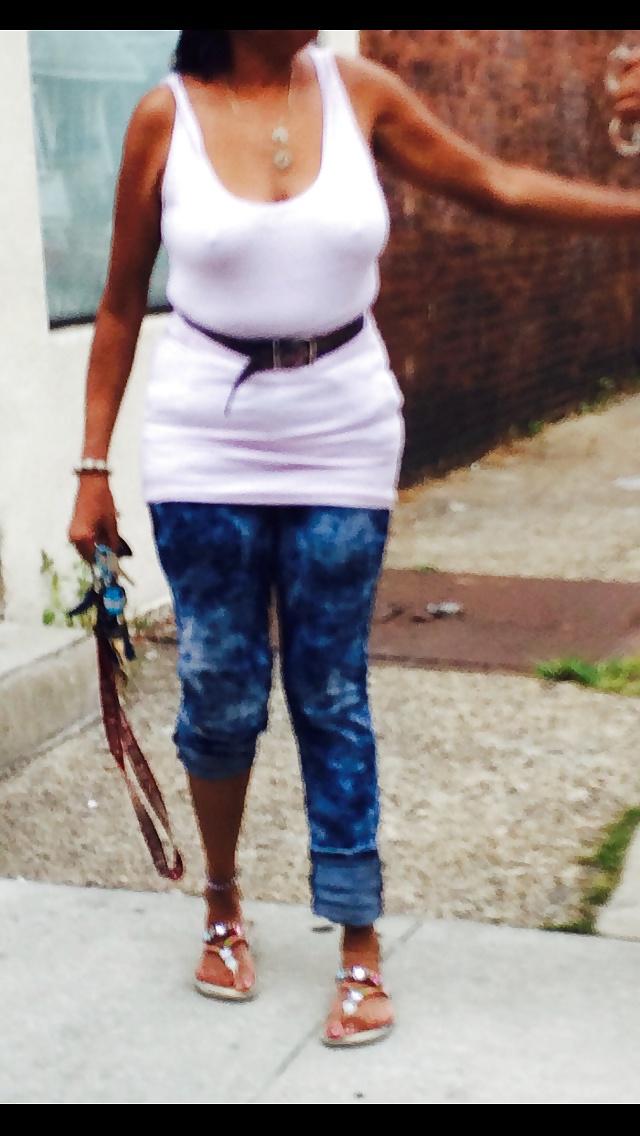 6P Milf no bra ... Nice tits