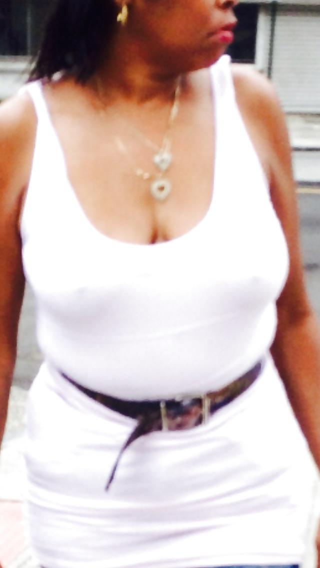 6P Milf no bra ... Nice tits