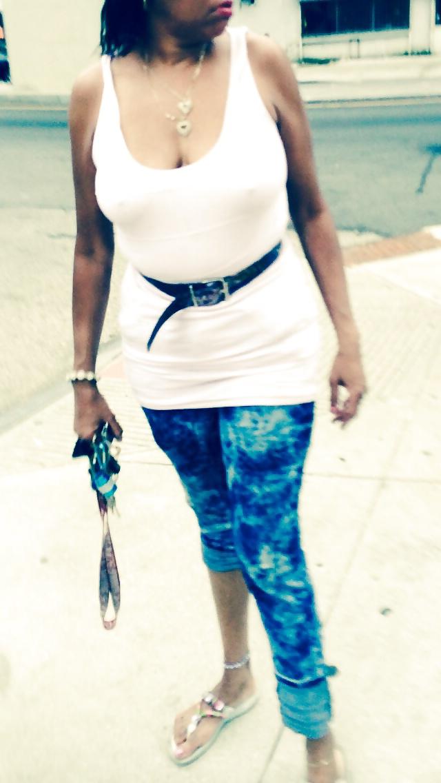 6P Milf no bra ... Nice tits