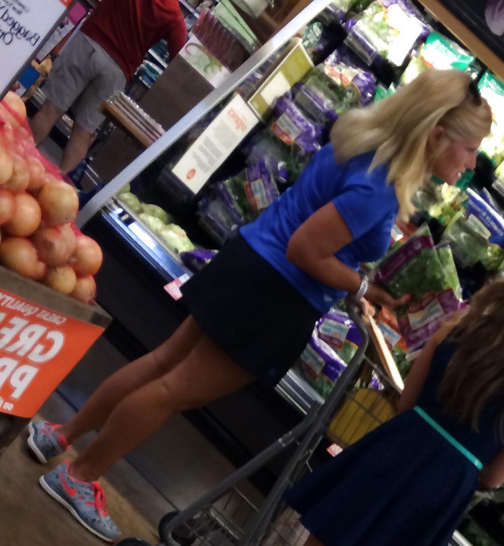 25P TENNIS MOM SHOPPING (Candid)