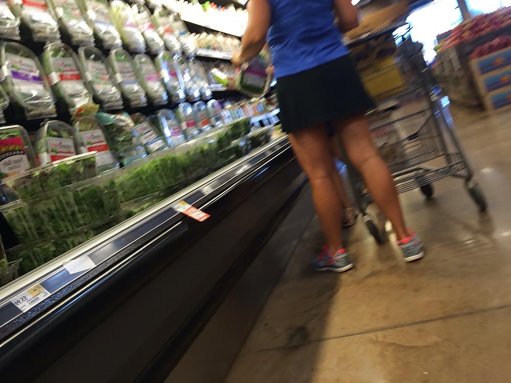 25P TENNIS MOM SHOPPING (Candid)